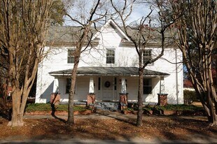 203 E Main St in Mount Olive, NC - Building Photo