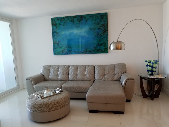 5401 Collins Ave, Unit 1115 in Miami Beach, FL - Building Photo - Building Photo