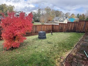 1943 SE 73rd Ave in Hillsboro, OR - Foto de edificio - Building Photo