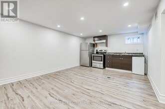 99 Cherrywood Dr in Newmarket, ON - Building Photo - Building Photo