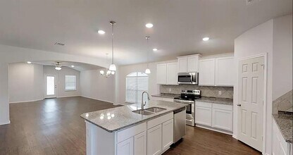 1828 T H Johnson Dr in Taylor, TX - Building Photo - Building Photo