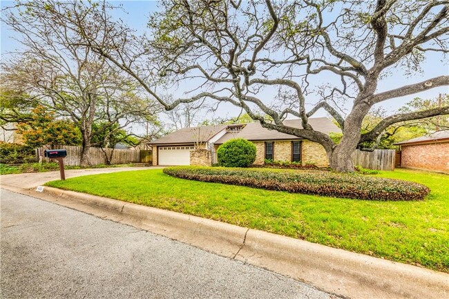 4006 Burr Oak Ln in Austin, TX - Building Photo - Building Photo