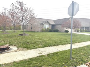 4561 Plowman Dr in Indianapolis, IN - Foto de edificio - Building Photo
