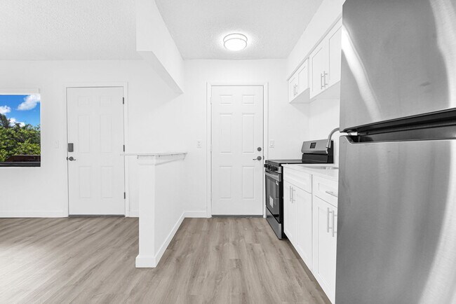 12085 W Dixie Hwy, Unit 209 in North Miami, FL - Building Photo - Building Photo