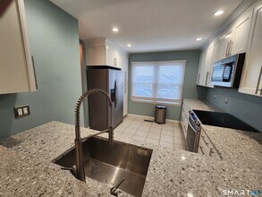 55 Mill Plain Rd in Danbury, CT - Building Photo - Building Photo