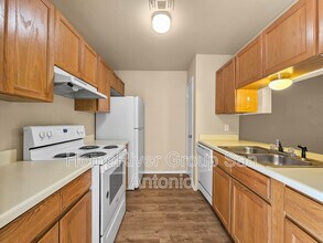 529 Dukeway in Universal City, TX - Building Photo - Building Photo