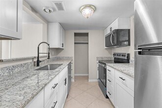 464 N Paula Dr in Dunedin, FL - Building Photo - Building Photo