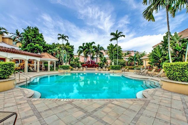 2020 Alta Meadows Ln, Unit 504 in Delray Beach, FL - Foto de edificio