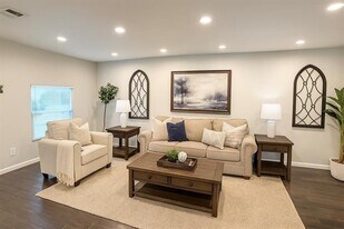 129 Pecos St in Garland, TX - Building Photo