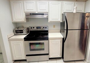 1009 N Ocean Blvd, Unit 411 in Pompano Beach, FL - Foto de edificio - Building Photo