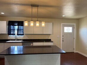 160 Columbus St in McDade, TX - Building Photo - Building Photo