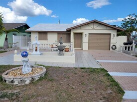 1028 Lillian St in Venice, FL - Building Photo