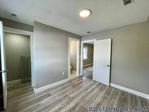 103 Felton St in Waltham, MA - Building Photo - Building Photo
