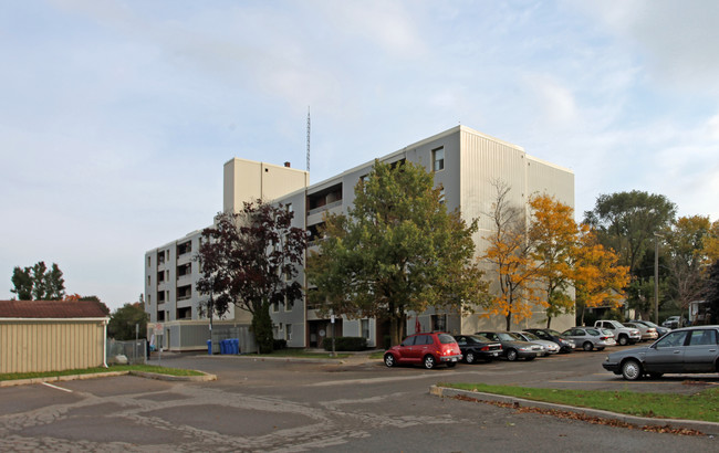 Bowling Green Towers in Whitby, ON - Building Photo - Building Photo