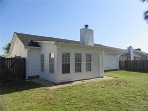 3911 Harden Rd in Hope Mills, NC - Foto de edificio - Building Photo