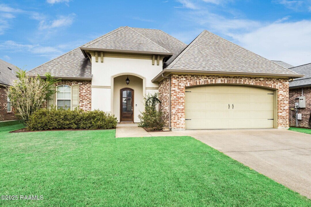 215 Capstone Crossing in Lafayette, LA - Building Photo