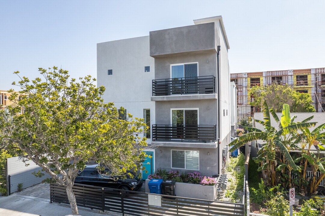 2410 Carmona Ave in Los Angeles, CA - Foto de edificio