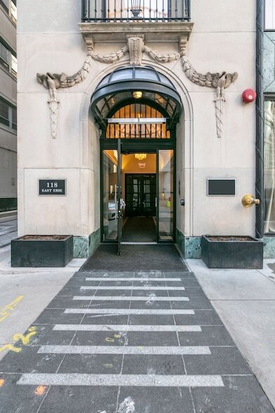 118 E Erie St, Unit 25D in Chicago, IL - Building Photo