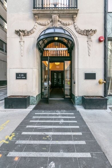 property at 118 E Erie St