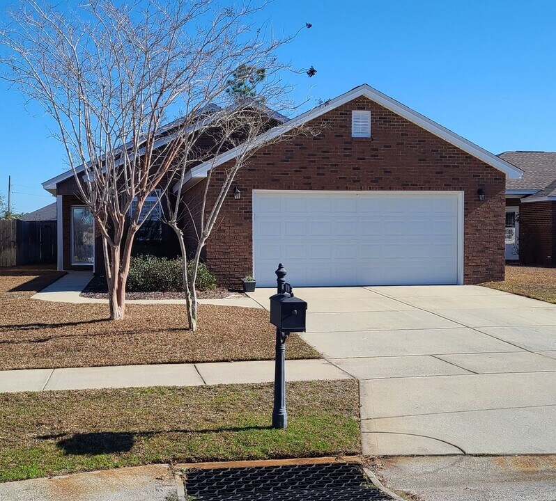 810 E 24th St in Lynn Haven, FL - Building Photo