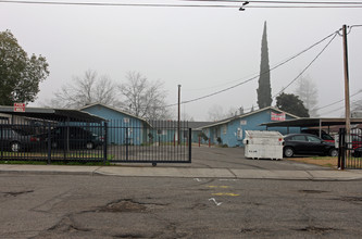 285 Clifford Ave in Turlock, CA - Foto de edificio - Building Photo