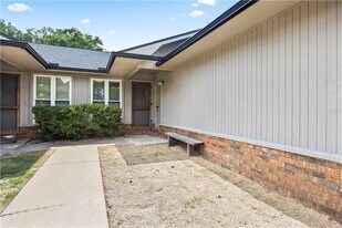 1987 Wilkins Pl in Fayetteville, AR - Building Photo