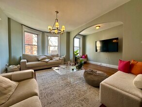 184 Saint Paul St, Unit 2 in Brookline, MA - Foto de edificio - Building Photo