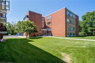 2052 Courtland Dr in Burlington, ON - Building Photo