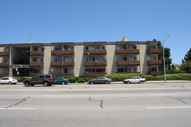 The Christina in San Mateo, CA - Foto de edificio - Building Photo