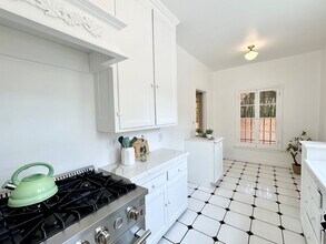 221 S Gramercy Pl in Los Angeles, CA - Building Photo - Building Photo