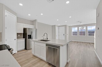 8925 Grabill Spruce St in Las Vegas, NV - Building Photo - Building Photo