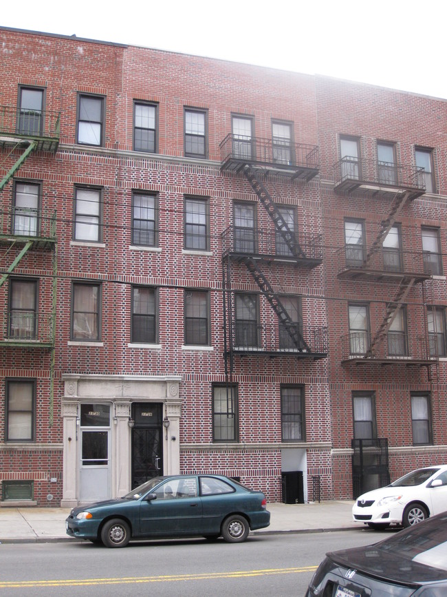 23-28 31st Ave in Long Island City, NY - Foto de edificio - Building Photo