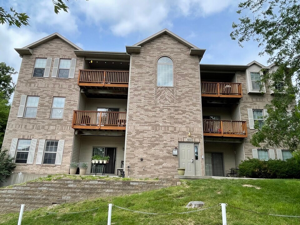 2890 Coral Ct in Coralville, IA - Building Photo