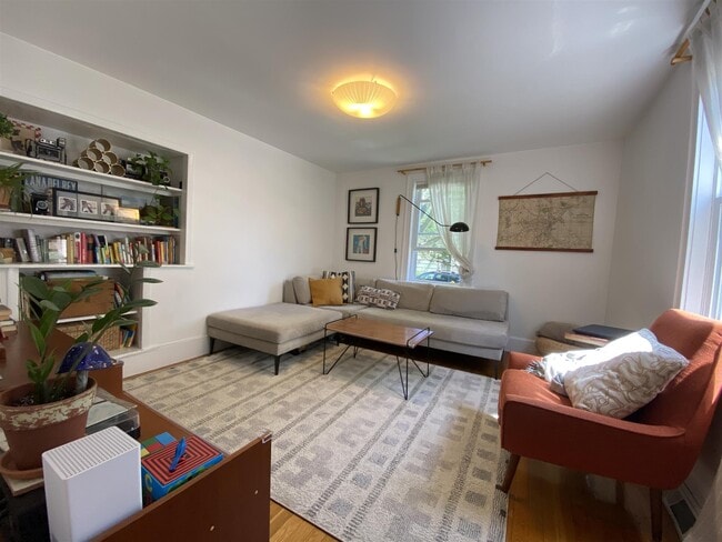 25 Kenwood St, Unit 1 in Cambridge, MA - Foto de edificio - Building Photo