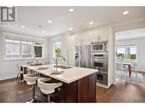 2185 Lawson Ave in West Vancouver, BC - Building Photo - Building Photo