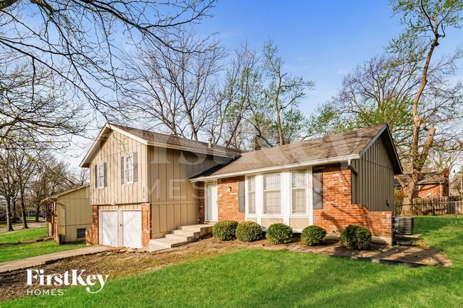 9916 Parkhill St in Lenexa, KS - Foto de edificio - Building Photo