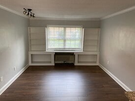 1706 W Abingdon Dr, Unit 102 in Alexandria, VA - Building Photo