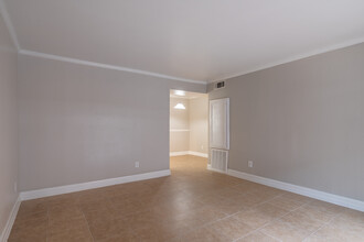 Serena Oaks Apartments in Houston, TX - Building Photo - Interior Photo