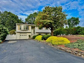 722 Jacqueline Dr in Valley Cottage, NY - Building Photo