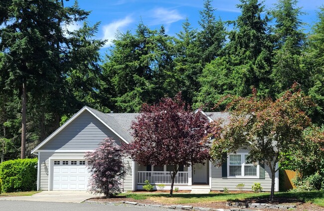 2056 Doe Dr in Oak Harbor, WA - Foto de edificio - Building Photo