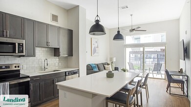 2511 Montopolis Dr-Unit -147.1404753 in Austin, TX - Foto de edificio - Building Photo