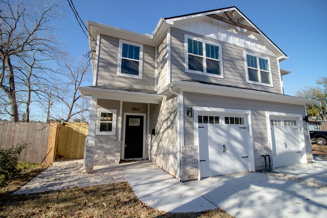 928 W Austin St, Unit A in Conroe, TX - Building Photo - Building Photo