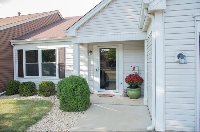 1219 Huntington Dr in Mundelein, IL - Building Photo - Building Photo