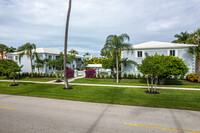 Devon Court in Naples, FL - Foto de edificio - Building Photo