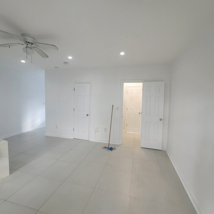 916 W 42 St in Miami Beach, FL - Building Photo