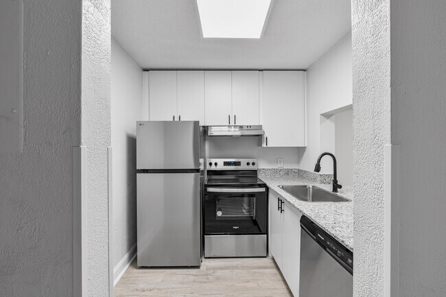 Vista Shores in Miami, FL - Building Photo - Interior Photo