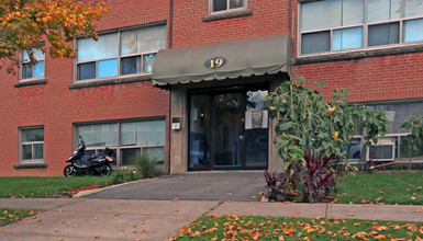 Windsor Suites in St Catharines, ON - Building Photo - Building Photo