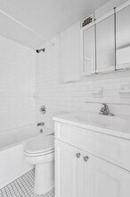 77 Fulton St in New York, NY - Building Photo - Building Photo