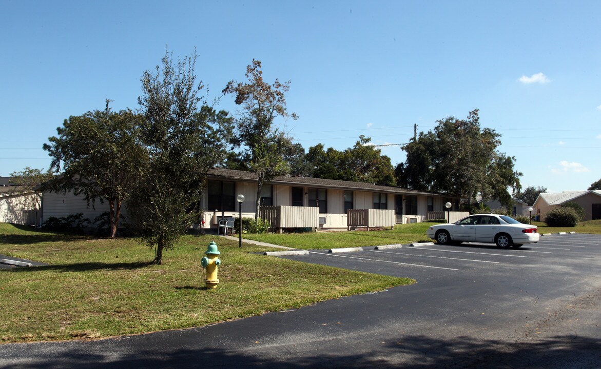 Oakwood Village in Hudson, FL - Foto de edificio