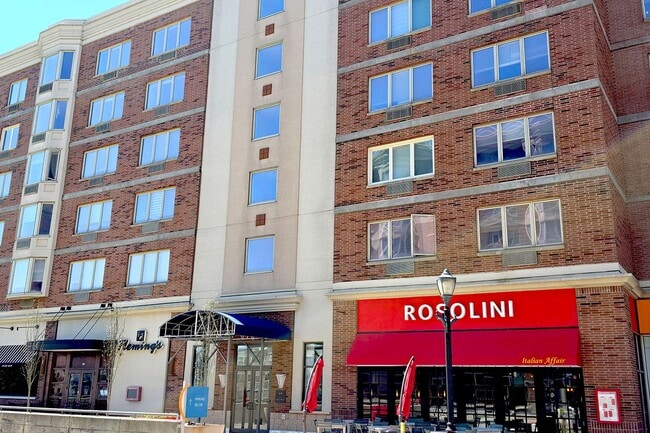 225 River Rd in Edgewater, NJ - Building Photo - Building Photo